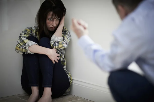 Victime Of Domestic Abuse Being Threatened By Man — Stock Photo, Image