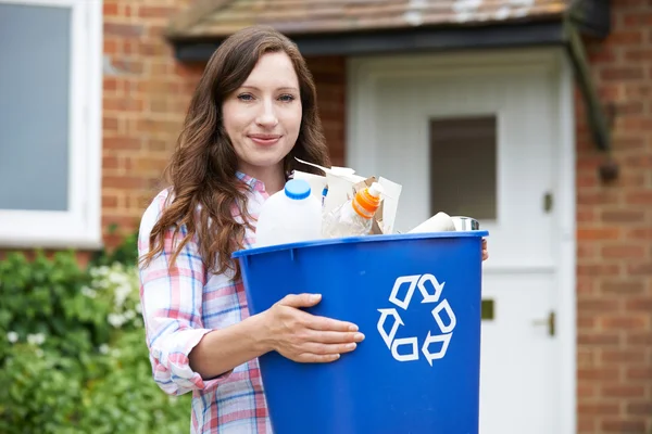 Πορτρέτο της γυναίκας που μεταφέρουν κάδο ανακύκλωσης — Φωτογραφία Αρχείου