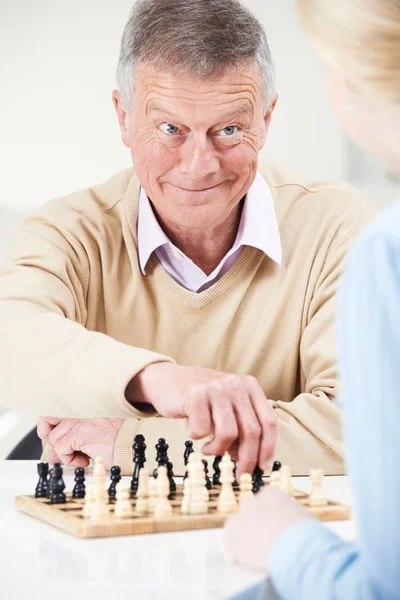 Äldre Man spelar schack med tonåriga barnbarn — Stockfoto