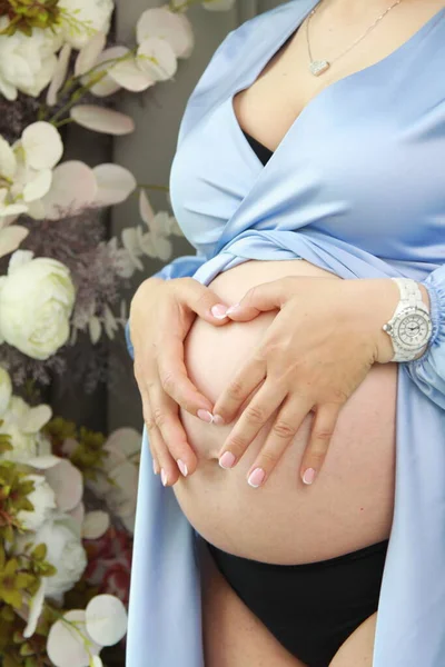 Hamile karnı, anne ve babasının elleri.