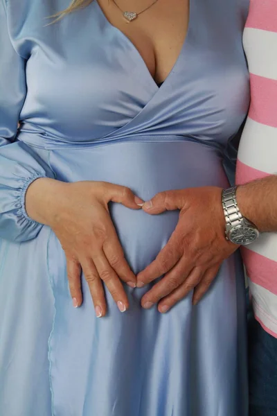 Hamile karnı, anne ve babasının elleri.