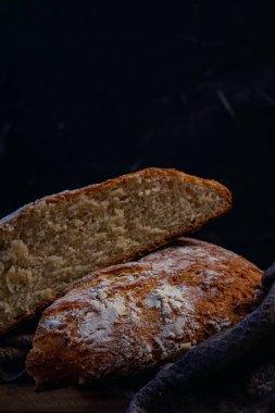 Koyu arkaplanlı ev yapımı ekmeğe yakın çekim