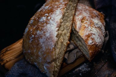 Koyu arkaplanlı ev yapımı ekmeğe yakın çekim