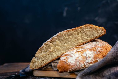 Koyu arkaplanlı ev yapımı ekmeğe yakın çekim