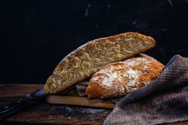 Koyu arkaplanlı ev yapımı ekmeğe yakın çekim