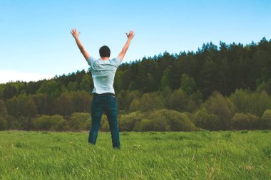 Doğada elleri havada bir adam. Mutluluk ve özgürlük.