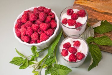 Beyaz tabakta taze ahududu.