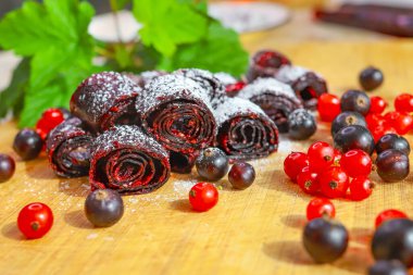 Kurutulmuş böğürtlenlerden yapılmış ev yapımı tatlılar. Marmelat.