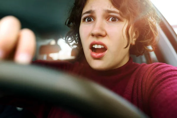 Portret ładnej kobiety jadącej samochodem. Przerażona twarz z bliska. Wypadek — Zdjęcie stockowe