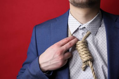 Boyunlarına kravat bağlamak yerine Lynch düğümlü takım elbiseli iş adamı..