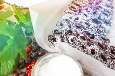 Kurutulmuş böğürtlenlerden yapılmış ev yapımı tatlılar. Marmelat.