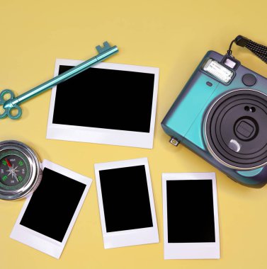Polaroid kamera, bej arkaplanda fotoğraf çerçeveleri. Seyahat fotoğrafları için şablon.