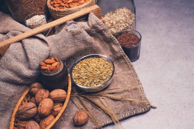 Çeşitli kavanozlar dolusu fındık ve mısır gevreği. Protein ve eser madde kaynakları.