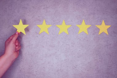 Müşteri Deneyimi Konsepti. Beş yıldızlı el ele tutuşmalar mükemmel reyting..