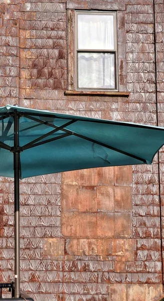 Paraguas Verde Contra Edificio Tejas —  Fotos de Stock
