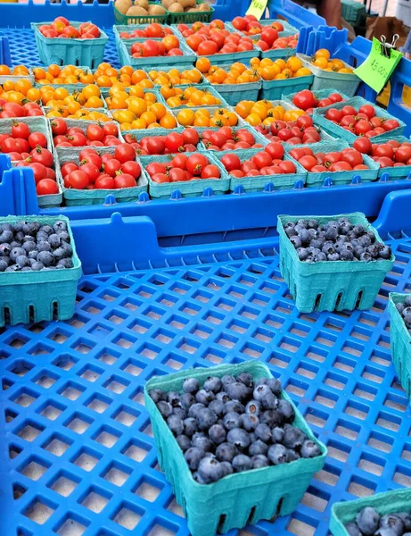 Çiftçi pazarında yabanmersini ve domates sepetleri