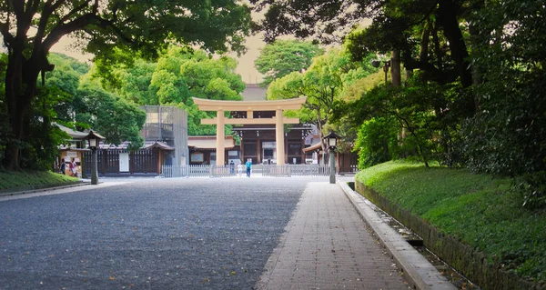 Puerta Del Templo Japonés Con Árboles Alrededor —  Fotos de Stock