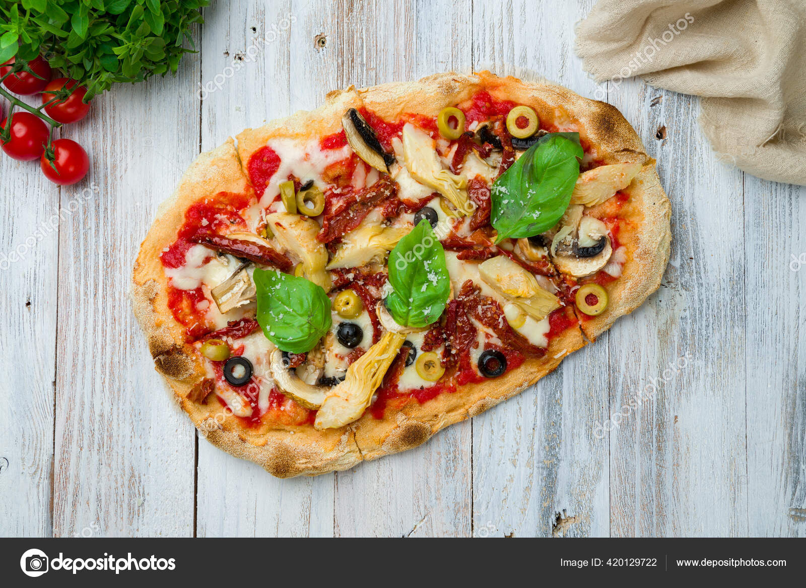 Roma Hamurunda Enginarlı Güneşte Kurutulmuş Domatesli Roma Pizzası