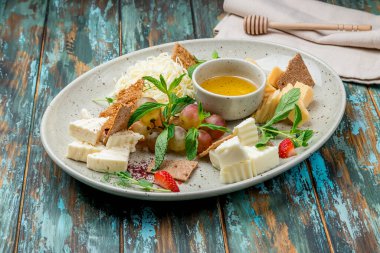 Peynir tabağı İtalyan yemeği.