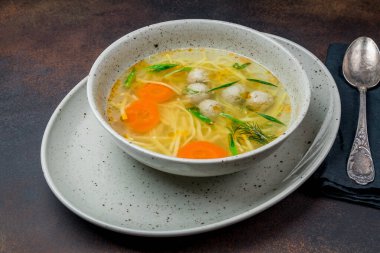 Tabakta tavuk çorbası.