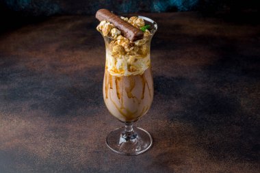 Çikolatalı milkshake siyah betonda