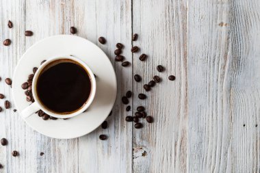 Açık ahşap arkaplanda fotokopi alanı olan beyaz kahve kupası