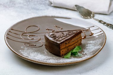 Sacher çikolatalı keki gri taş masada