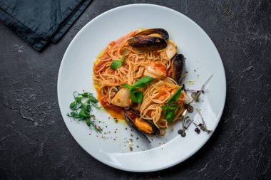 Deniz ürünleri spagettili makarna.