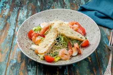 karidesli salata sezarı