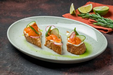 Somon ve peynire batırılmış