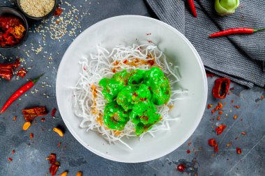 Wasabi soslu kızarmış karides ve gri masada karides cipsi.