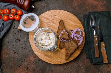 Siyah ekmekli ringa balığı.