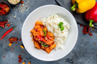 Tatlı ve ekşi soslu domuz eti, pilav, Çin mutfağı.