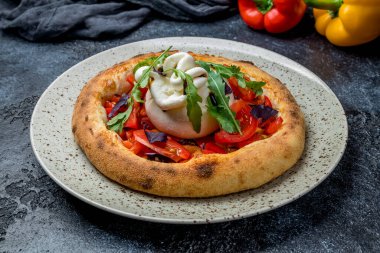 Burrata peynirli pizza.