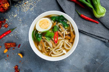 Tabakta kızarmış domuz etli makarna çorbası.