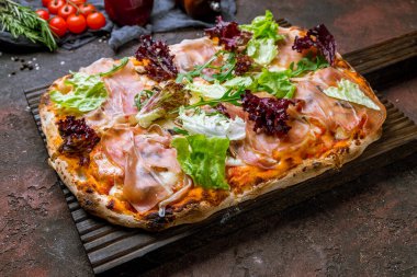 Roma Hamuru üzerinde Parma jambonlu pizza, pinsa