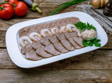 Eski ahşap masada farklı etleri dilimliyorum.