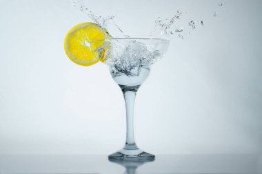 Margarita bardağı, beyaz bardakta su ve buz spreyi.