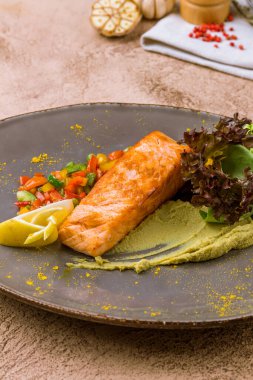 Gri tabakta somon bifteği