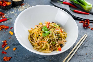 Tavuk ve sebzeli Udon eriştesi.