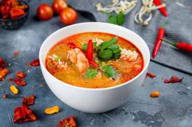 Gri masada Tom Yam çorbası