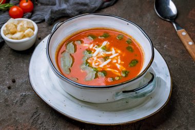 Çorba kremalı domates kasesi.