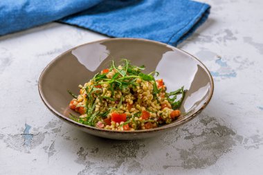 İnci arpalı İsrail salatası