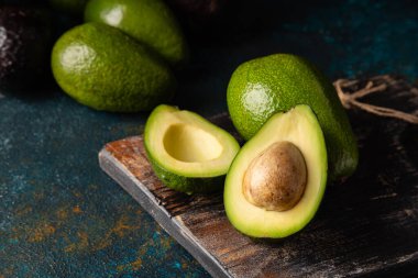 Karanlık tahta üzerinde koyu kırsal bir arkaplan üzerinde avokado metin için kopyalama alanı ile.