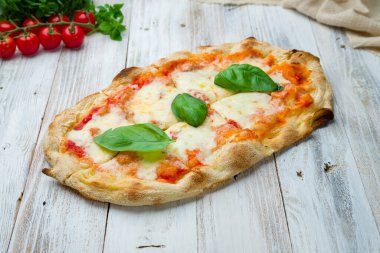 Roma hamurunda margarita pizza.