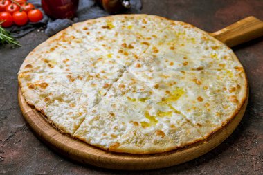 Koyu beton arka planda Pizza Quattro formaggi