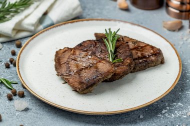 Biftek dilimlenmiş yakın çekim görüntüsü.