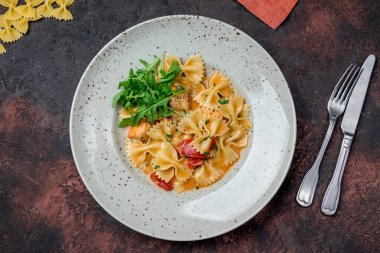 Somon balığını yakından gören Farfalle.