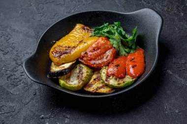 Tabakta ızgara sebzeler