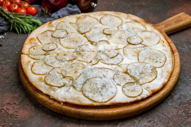 Armut ve Gorgonzola peynirli pizza. 